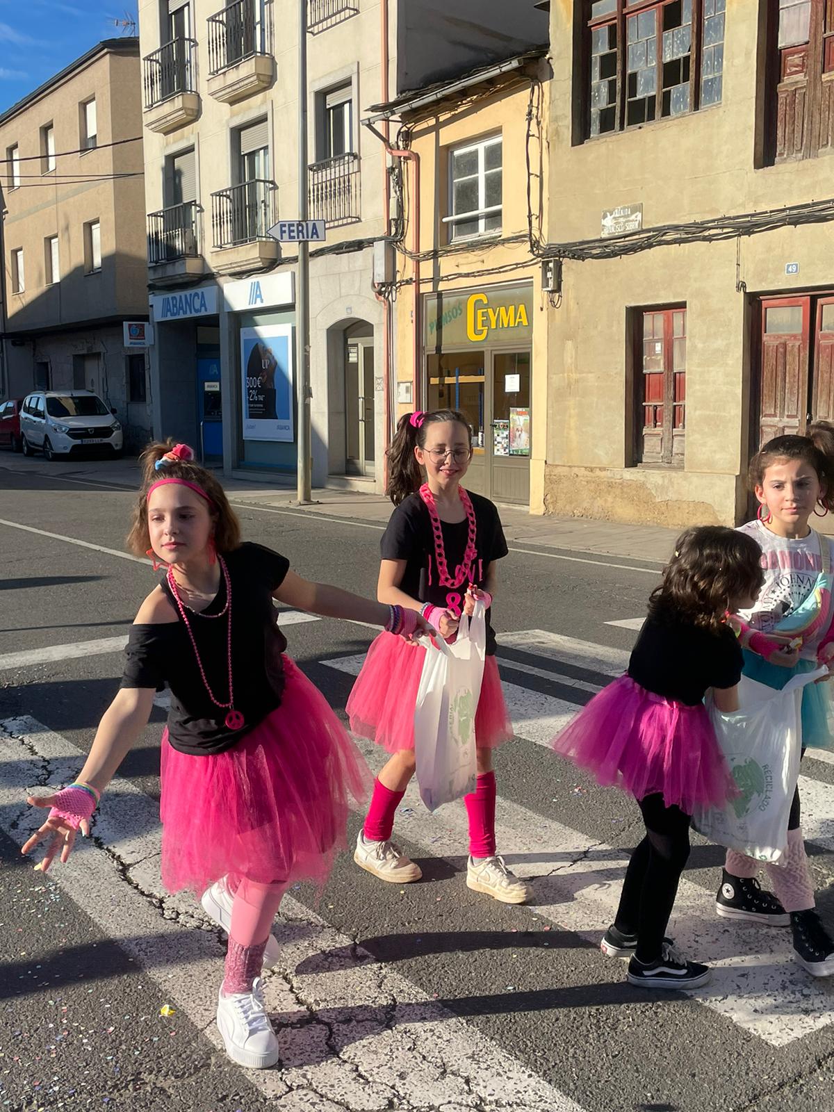 CARNAVAL 2024 FOTOS | Camponaraya se divierte entre ovnis, carreras de Fórmula Uno, Barbie's y carrozas 60