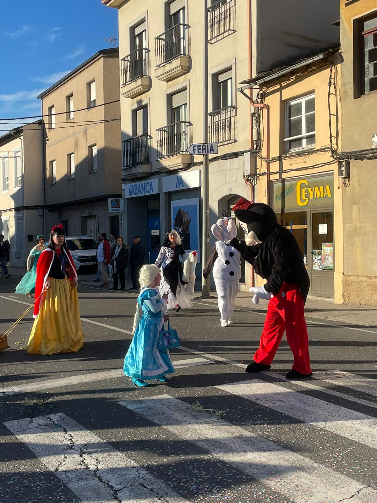 CARNAVAL 2024 FOTOS | Camponaraya se divierte entre ovnis, carreras de Fórmula Uno, Barbie's y carrozas 56