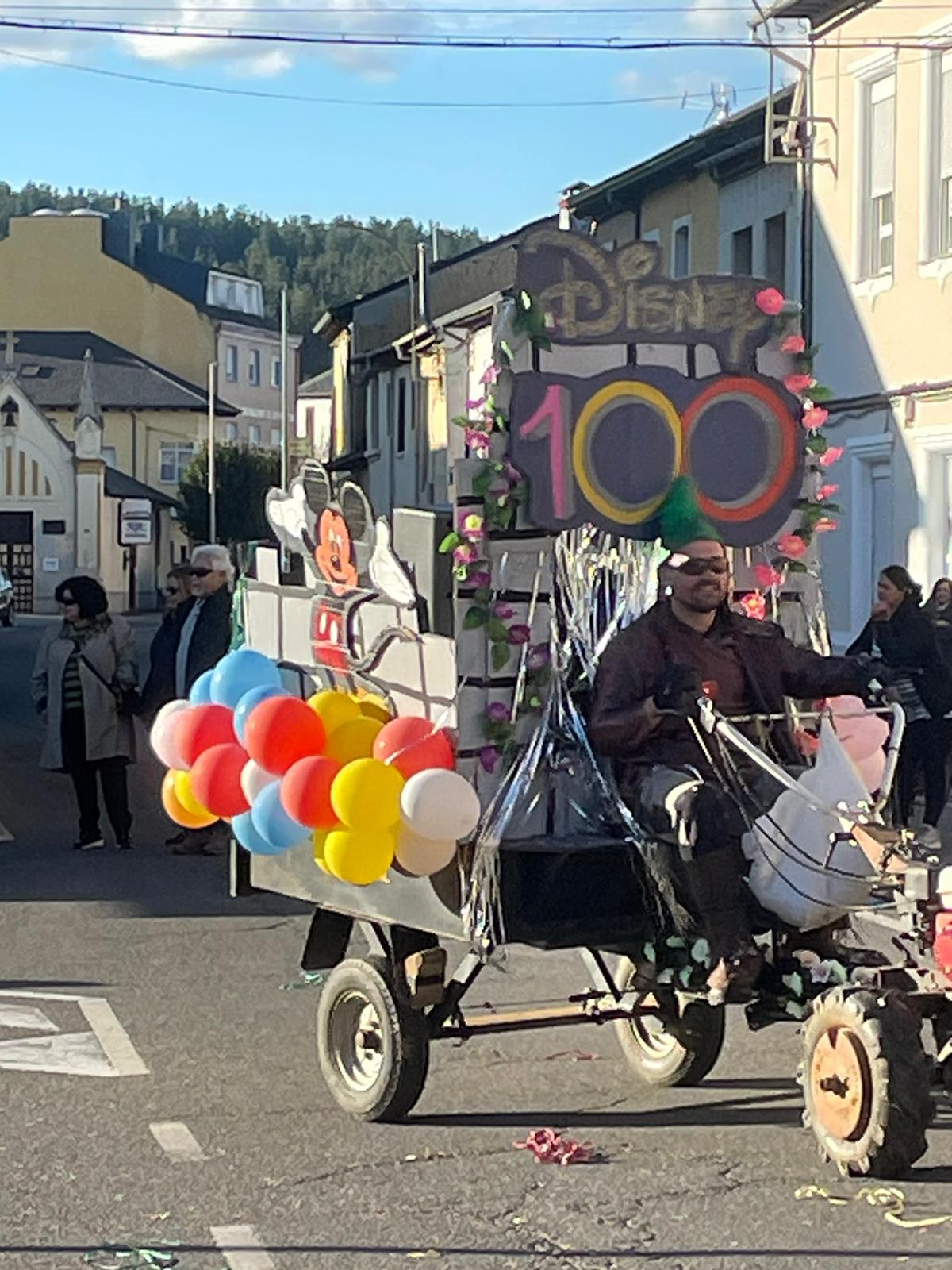 CARNAVAL 2024 FOTOS | Camponaraya se divierte entre ovnis, carreras de Fórmula Uno, Barbie's y carrozas 54