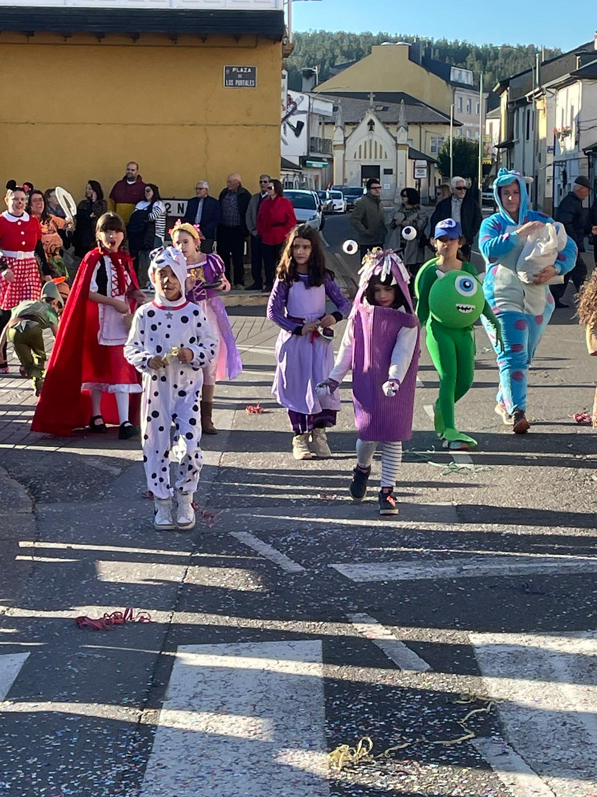 CARNAVAL 2024 FOTOS | Camponaraya se divierte entre ovnis, carreras de Fórmula Uno, Barbie's y carrozas 50