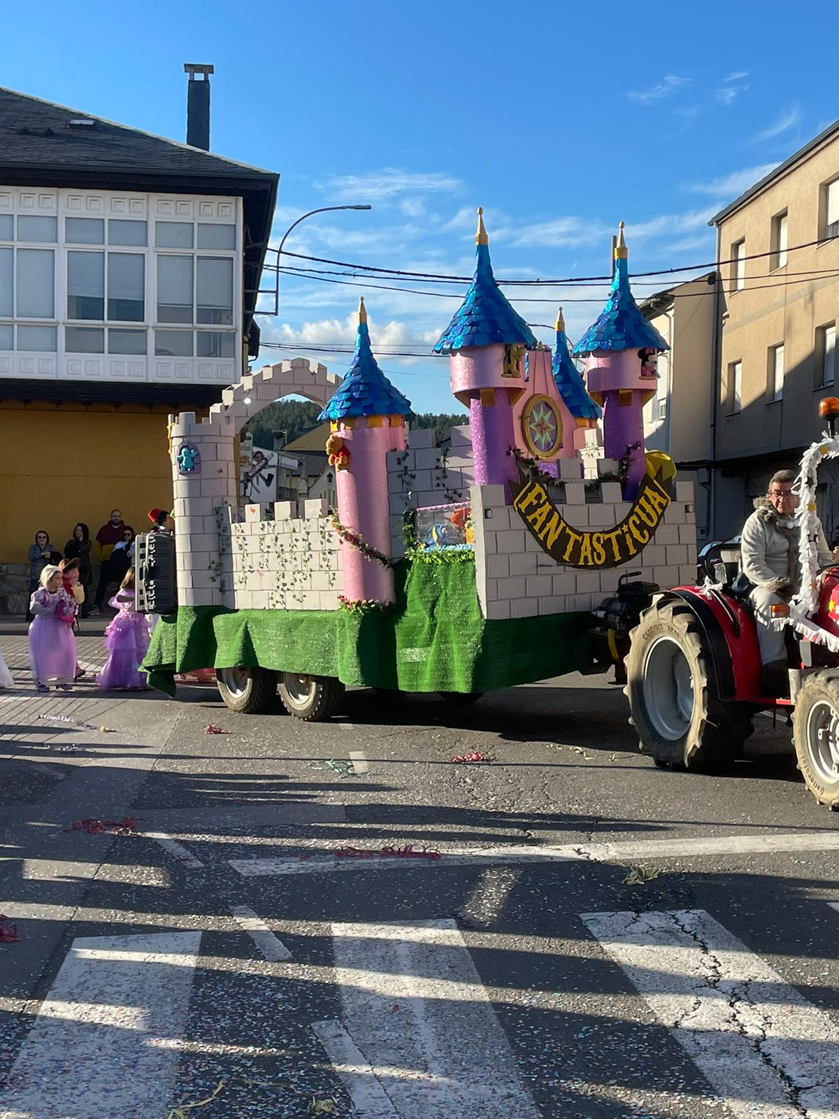 CARNAVAL 2024 FOTOS | Camponaraya se divierte entre ovnis, carreras de Fórmula Uno, Barbie's y carrozas 46