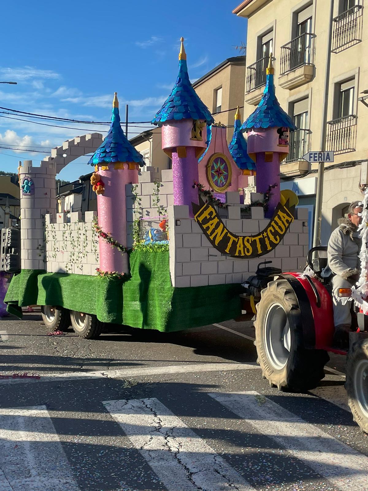 CARNAVAL 2024 FOTOS | Camponaraya se divierte entre ovnis, carreras de Fórmula Uno, Barbie's y carrozas 40