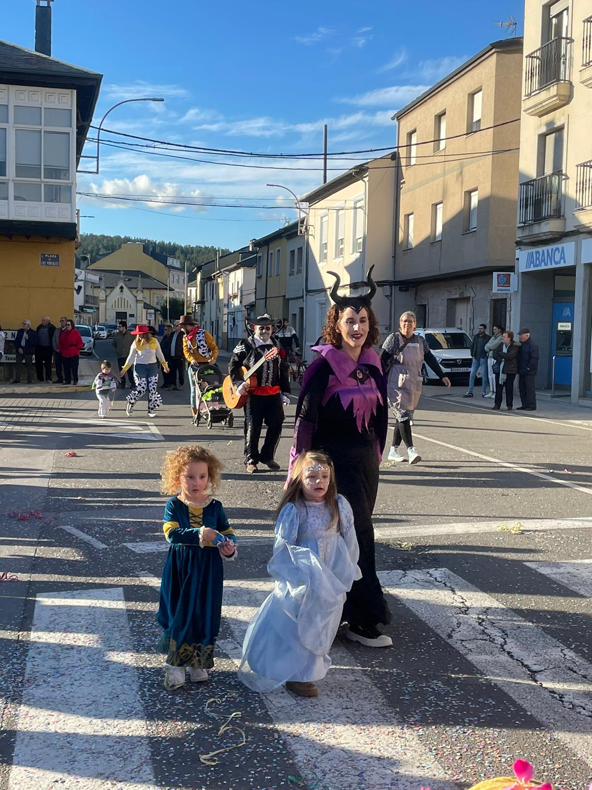 CARNAVAL 2024 FOTOS | Camponaraya se divierte entre ovnis, carreras de Fórmula Uno, Barbie's y carrozas 38