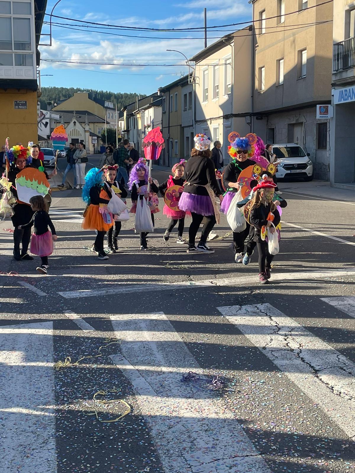 CARNAVAL 2024 FOTOS | Camponaraya se divierte entre ovnis, carreras de Fórmula Uno, Barbie's y carrozas 37