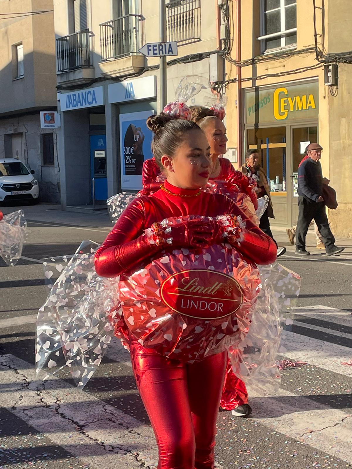 CARNAVAL 2024 FOTOS | Camponaraya se divierte entre ovnis, carreras de Fórmula Uno, Barbie's y carrozas 35