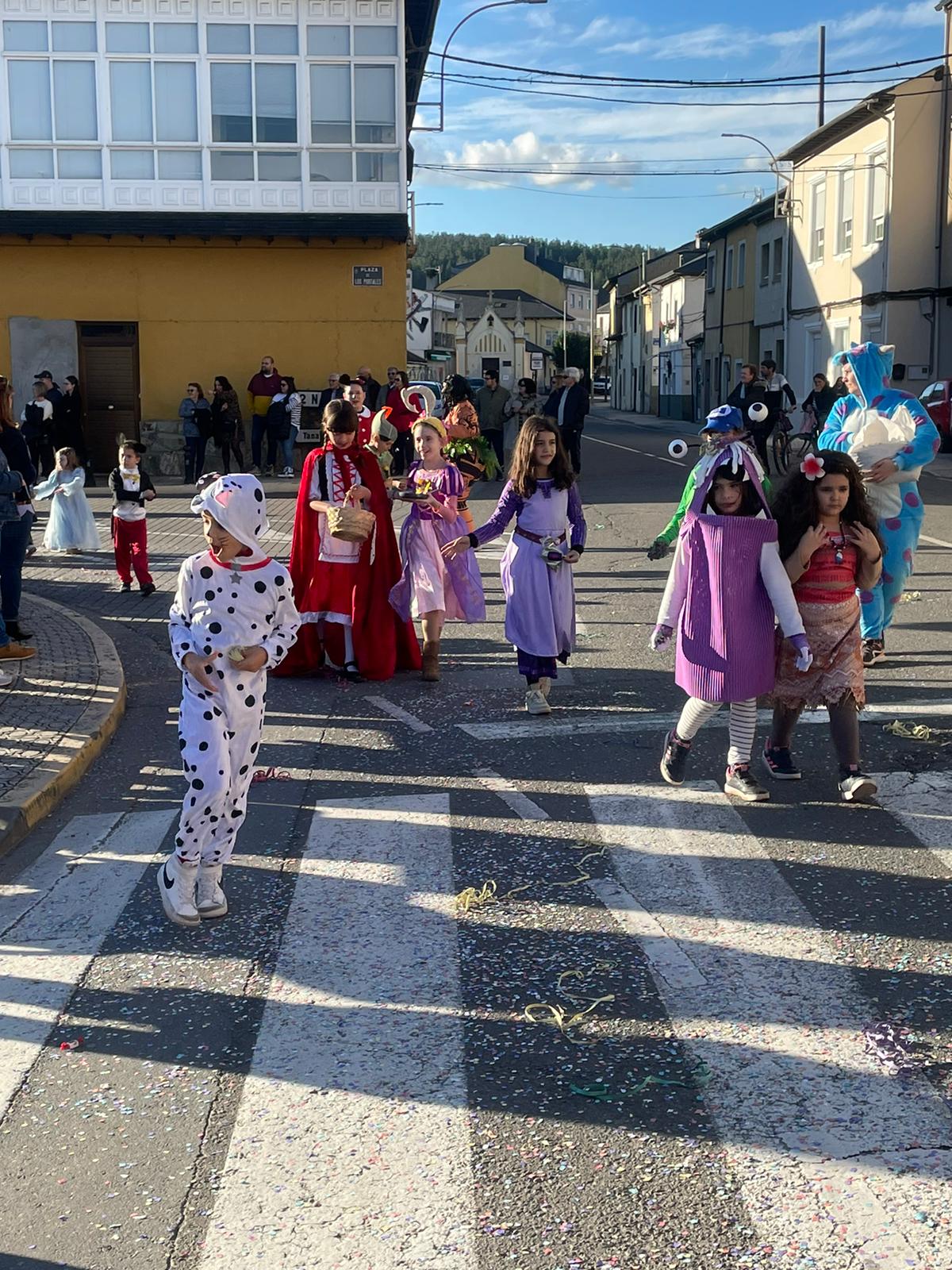 CARNAVAL 2024 FOTOS | Camponaraya se divierte entre ovnis, carreras de Fórmula Uno, Barbie's y carrozas 34