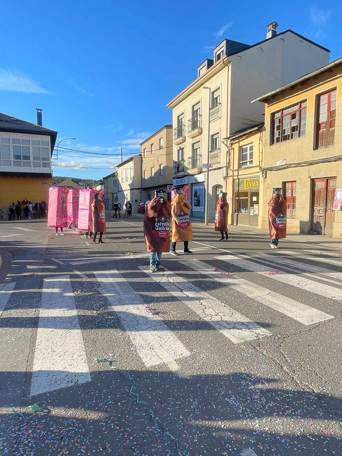 CARNAVAL 2024 FOTOS | Camponaraya se divierte entre ovnis, carreras de Fórmula Uno, Barbie's y carrozas 29