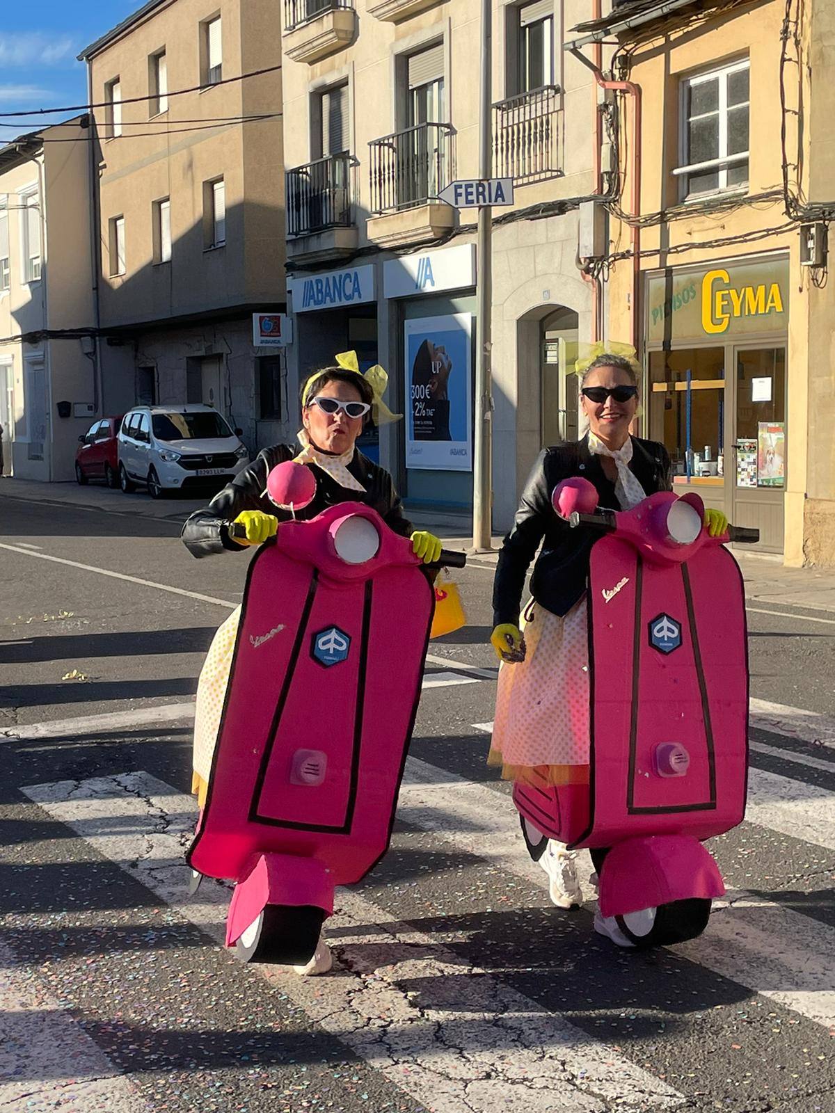 CARNAVAL 2024 FOTOS | Camponaraya se divierte entre ovnis, carreras de Fórmula Uno, Barbie's y carrozas 28