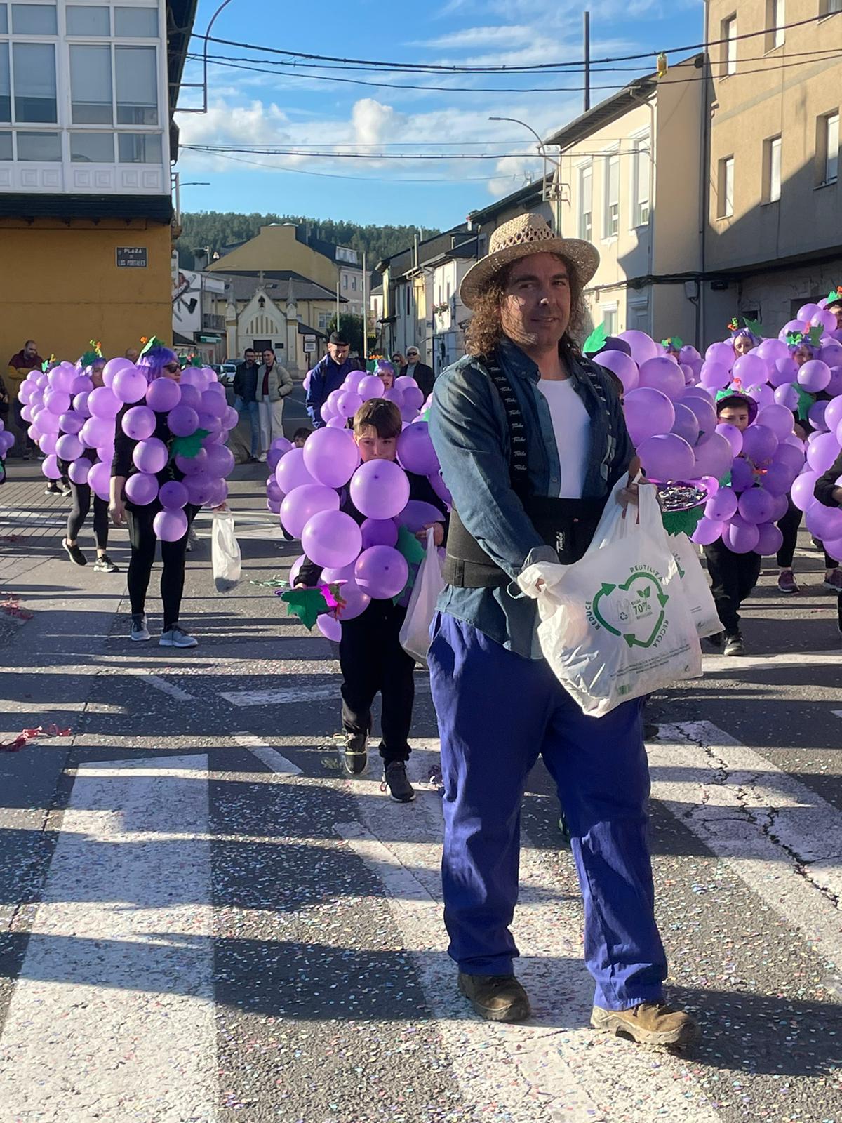 CARNAVAL 2024 FOTOS | Camponaraya se divierte entre ovnis, carreras de Fórmula Uno, Barbie's y carrozas 22