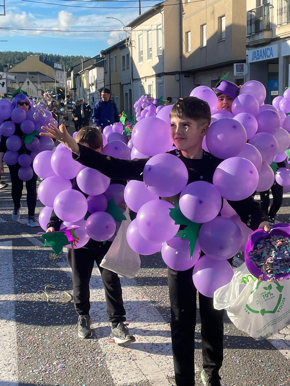 CARNAVAL 2024 FOTOS | Camponaraya se divierte entre ovnis, carreras de Fórmula Uno, Barbie's y carrozas 20