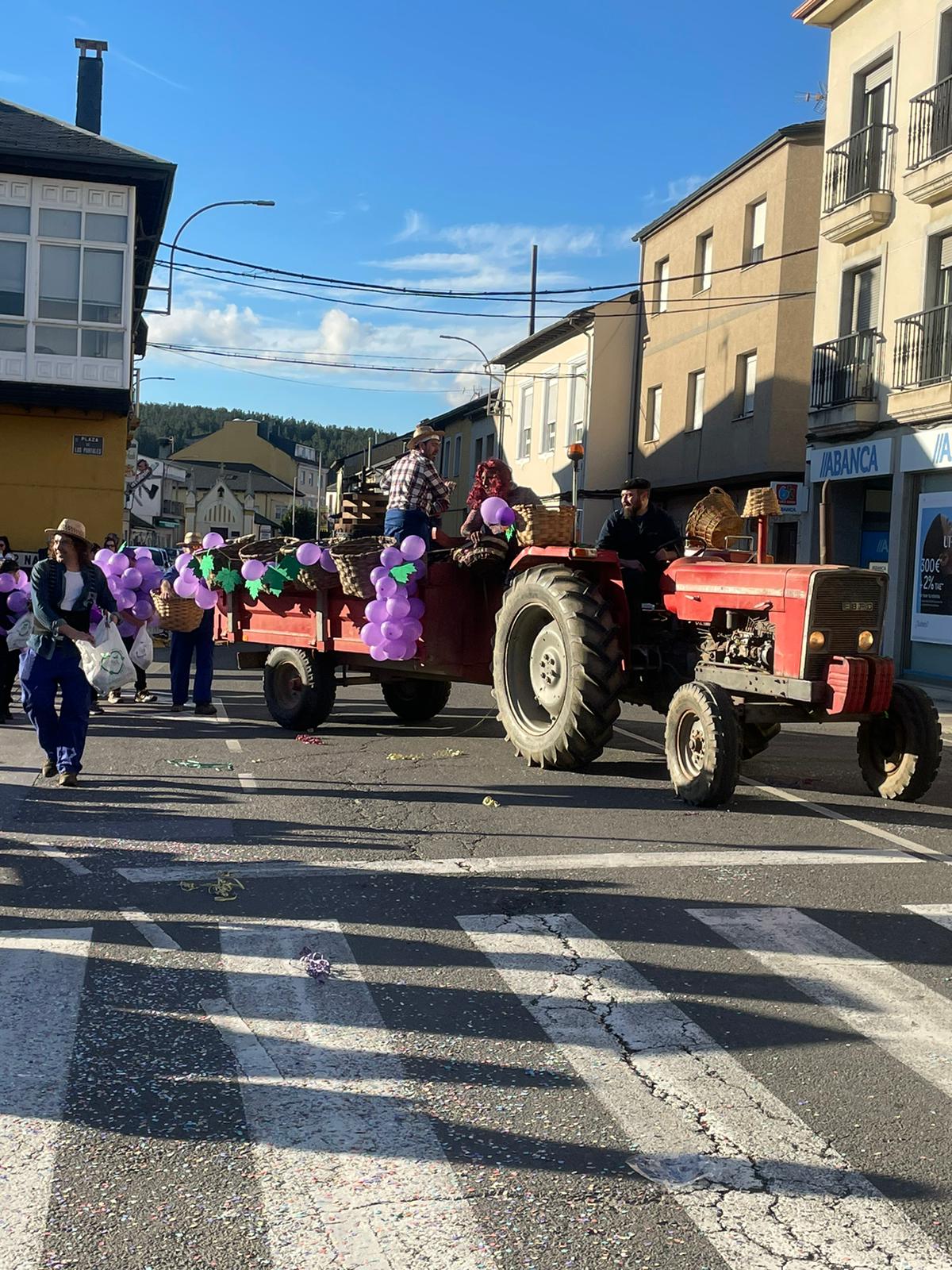 CARNAVAL 2024 FOTOS | Camponaraya se divierte entre ovnis, carreras de Fórmula Uno, Barbie's y carrozas 19