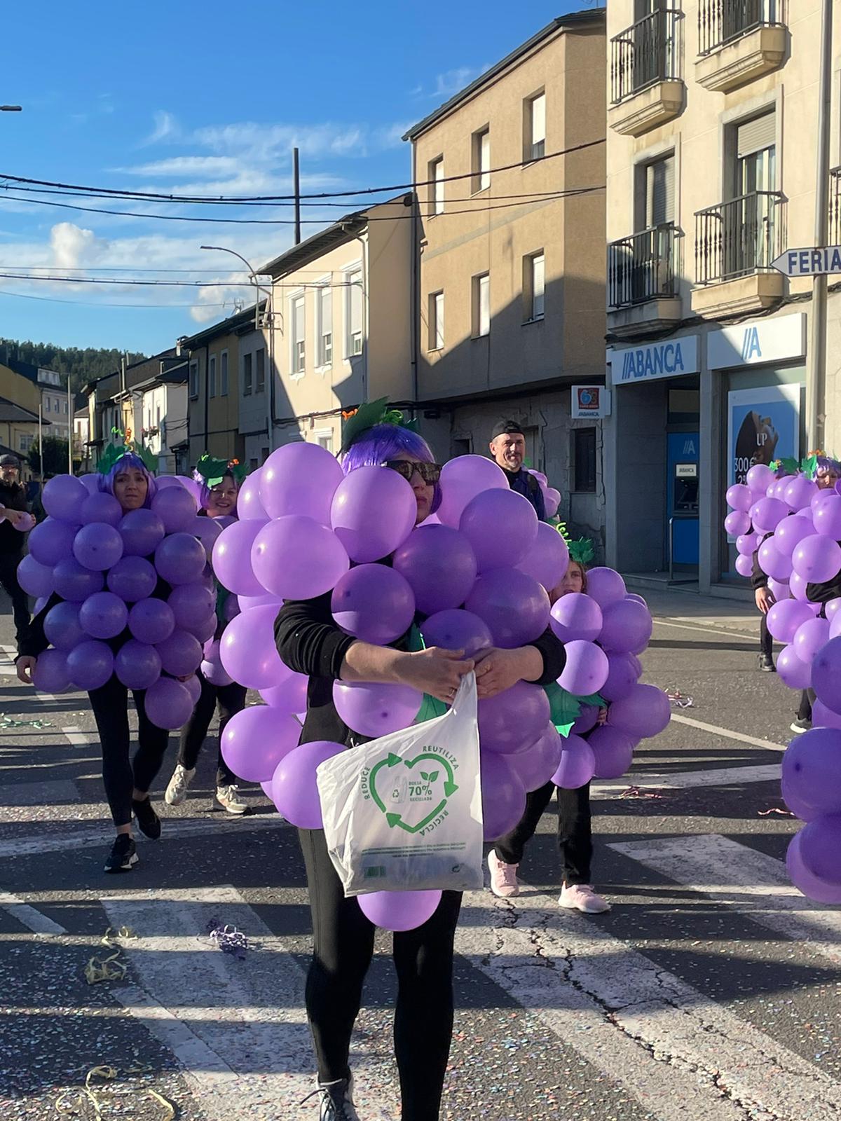 CARNAVAL 2024 FOTOS | Camponaraya se divierte entre ovnis, carreras de Fórmula Uno, Barbie's y carrozas 18