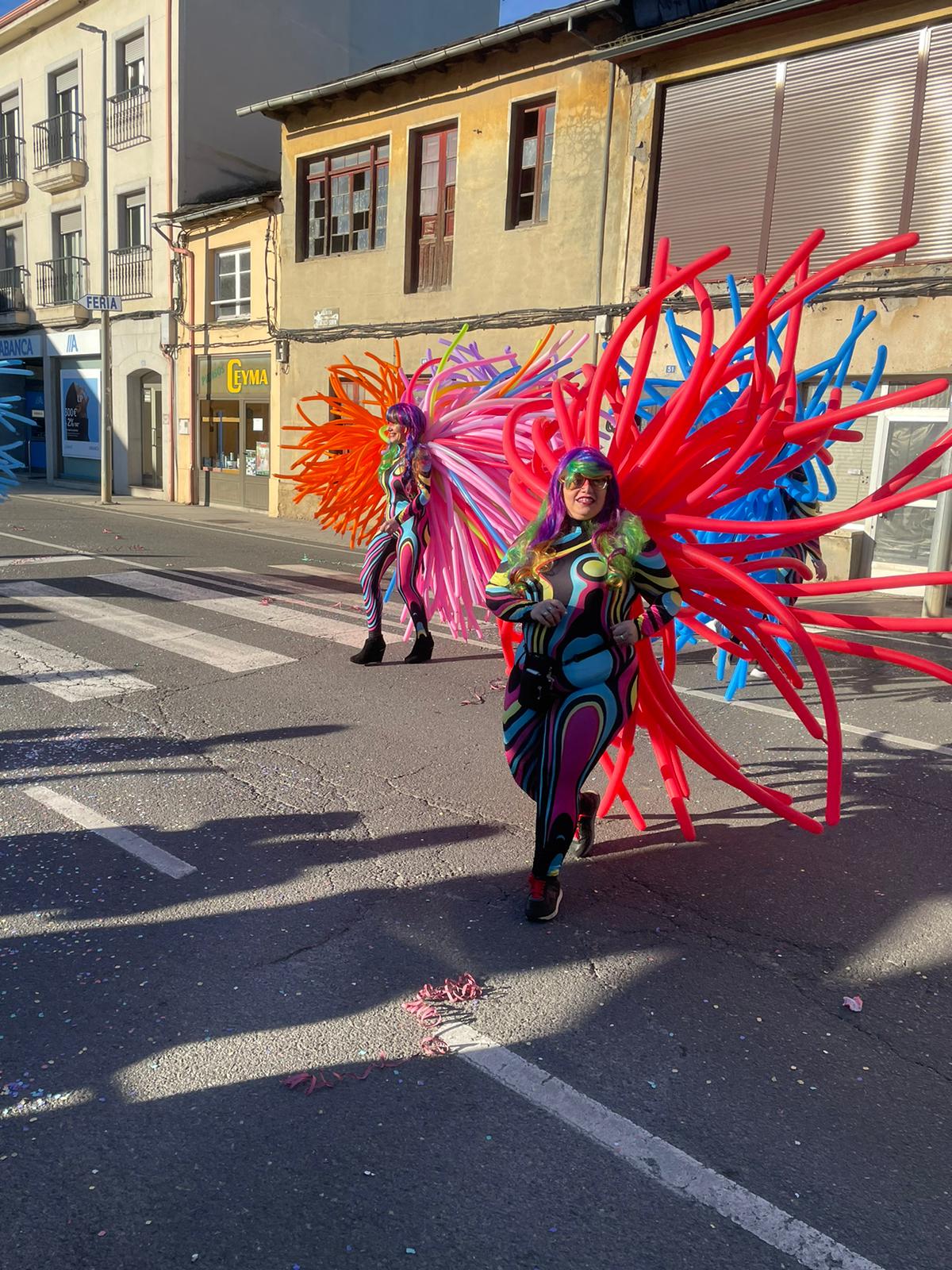 CARNAVAL 2024 FOTOS | Camponaraya se divierte entre ovnis, carreras de Fórmula Uno, Barbie's y carrozas 17