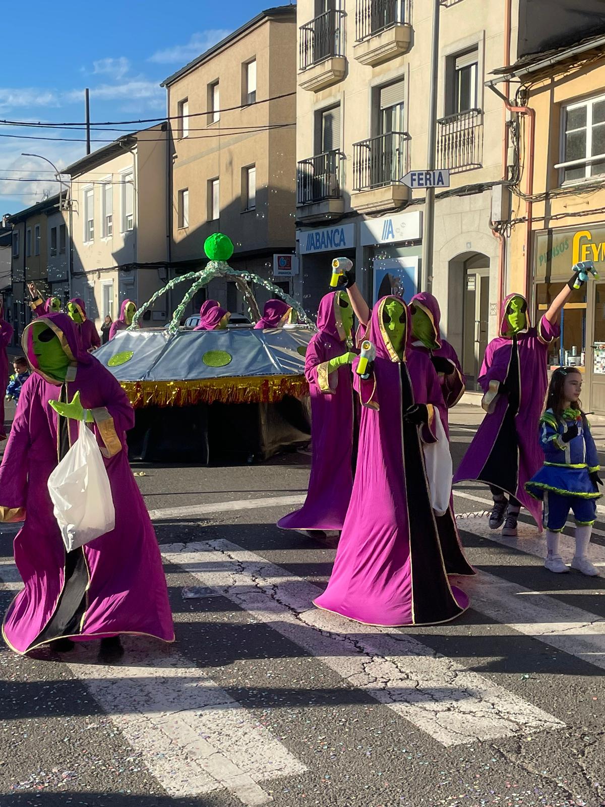 CARNAVAL 2024 FOTOS | Camponaraya se divierte entre ovnis, carreras de Fórmula Uno, Barbie's y carrozas 16