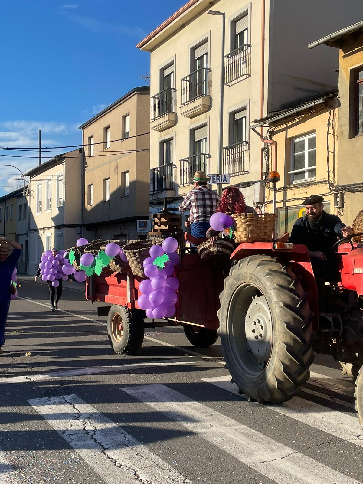 CARNAVAL 2024 FOTOS | Camponaraya se divierte entre ovnis, carreras de Fórmula Uno, Barbie's y carrozas 15