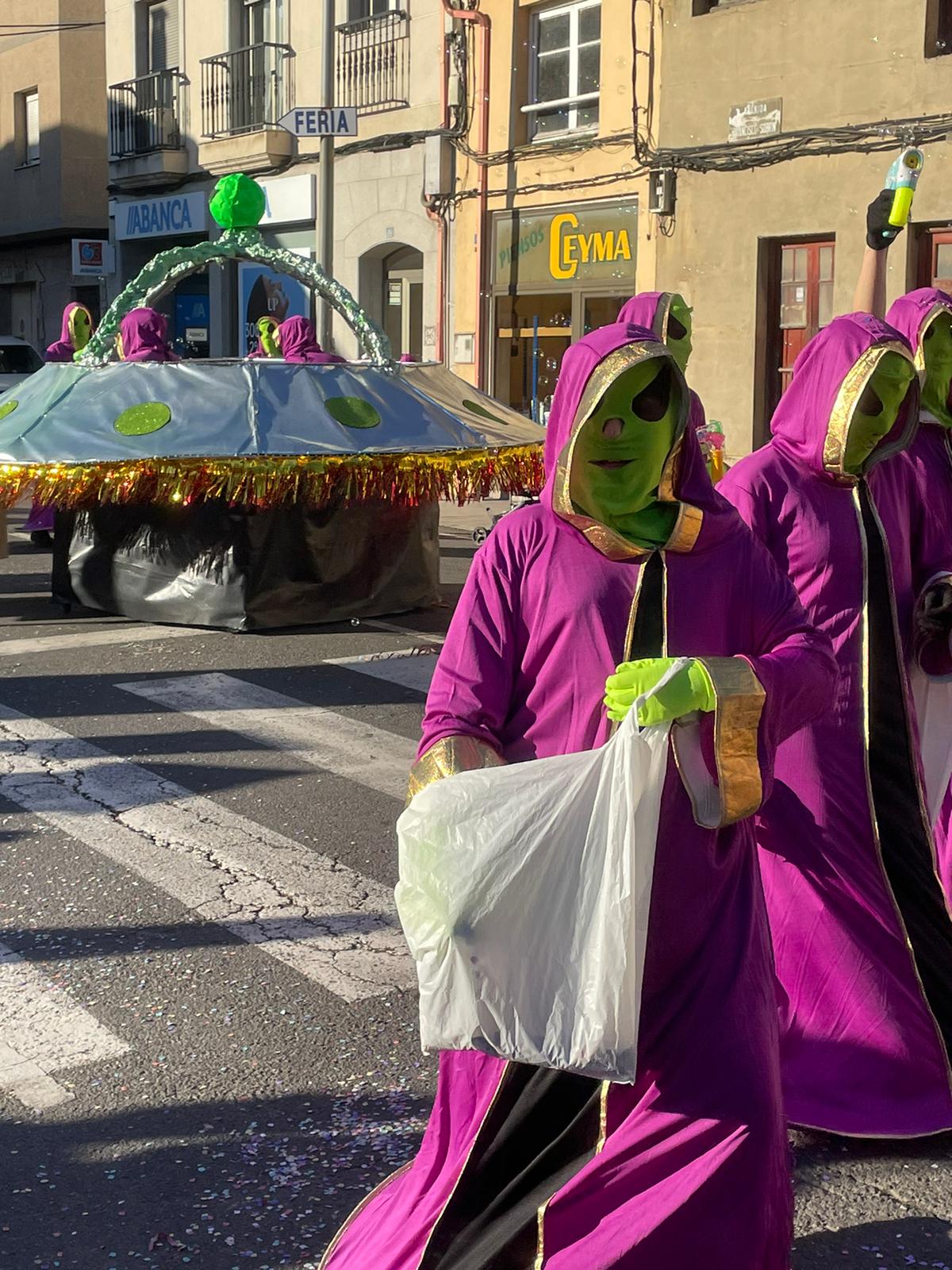 CARNAVAL 2024 FOTOS | Camponaraya se divierte entre ovnis, carreras de Fórmula Uno, Barbie's y carrozas 14