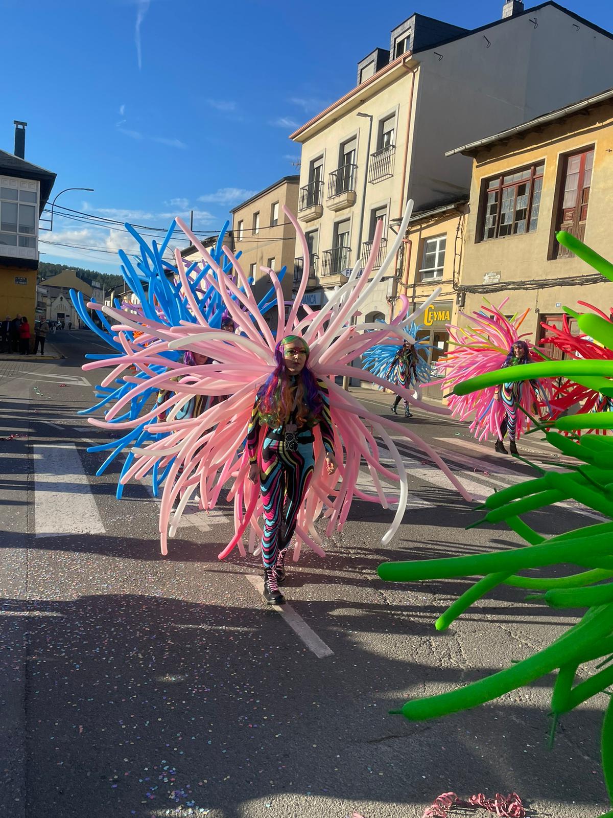 CARNAVAL 2024 FOTOS | Camponaraya se divierte entre ovnis, carreras de Fórmula Uno, Barbie's y carrozas 12