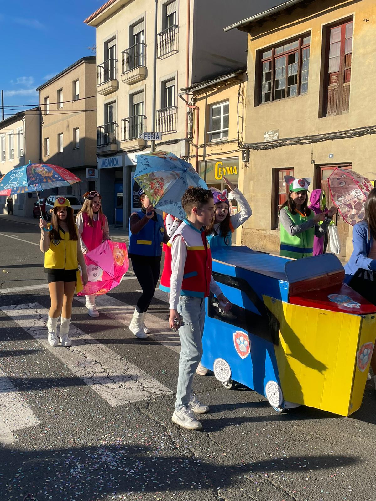 CARNAVAL 2024 FOTOS | Camponaraya se divierte entre ovnis, carreras de Fórmula Uno, Barbie's y carrozas 7