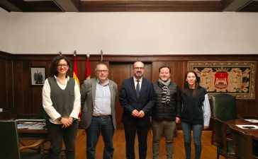 “El alcalde de Ponferrada, Marco Morala, recibe a los representantes de la Subdelegación del Bierzo de la Real Federación de Castilla y León de Futbol.”  4