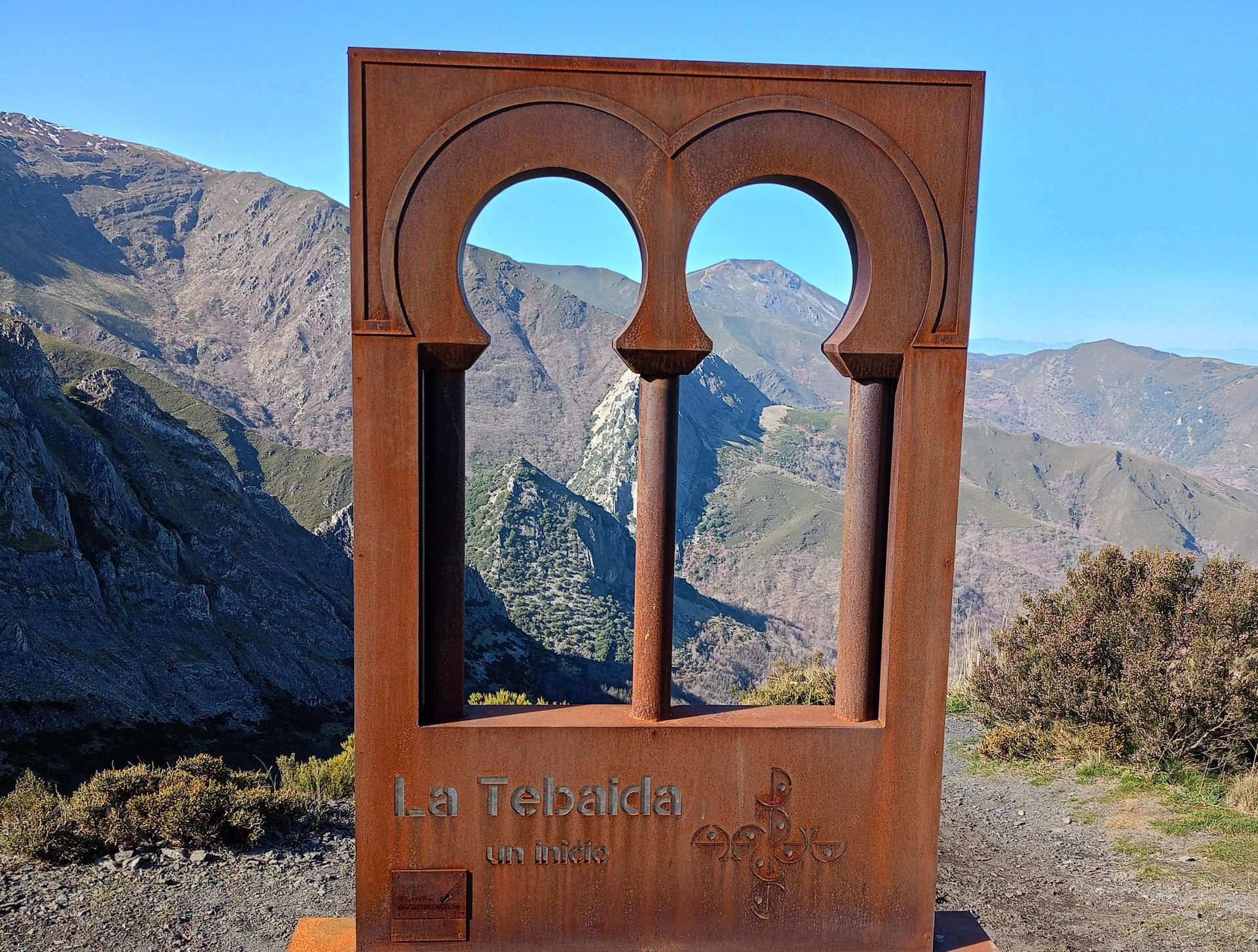 Ponferrada 'enmarca' la Tebaida Berciana con un pieza que reproduce la puerta mozárabe de Peñalba de Santiago 1