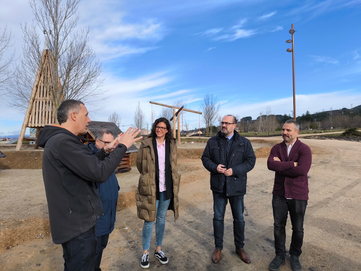 Ponferrada inaugura un parque infantil y anuncia 5 kilómetros de sendas en el Anillo Verde 1