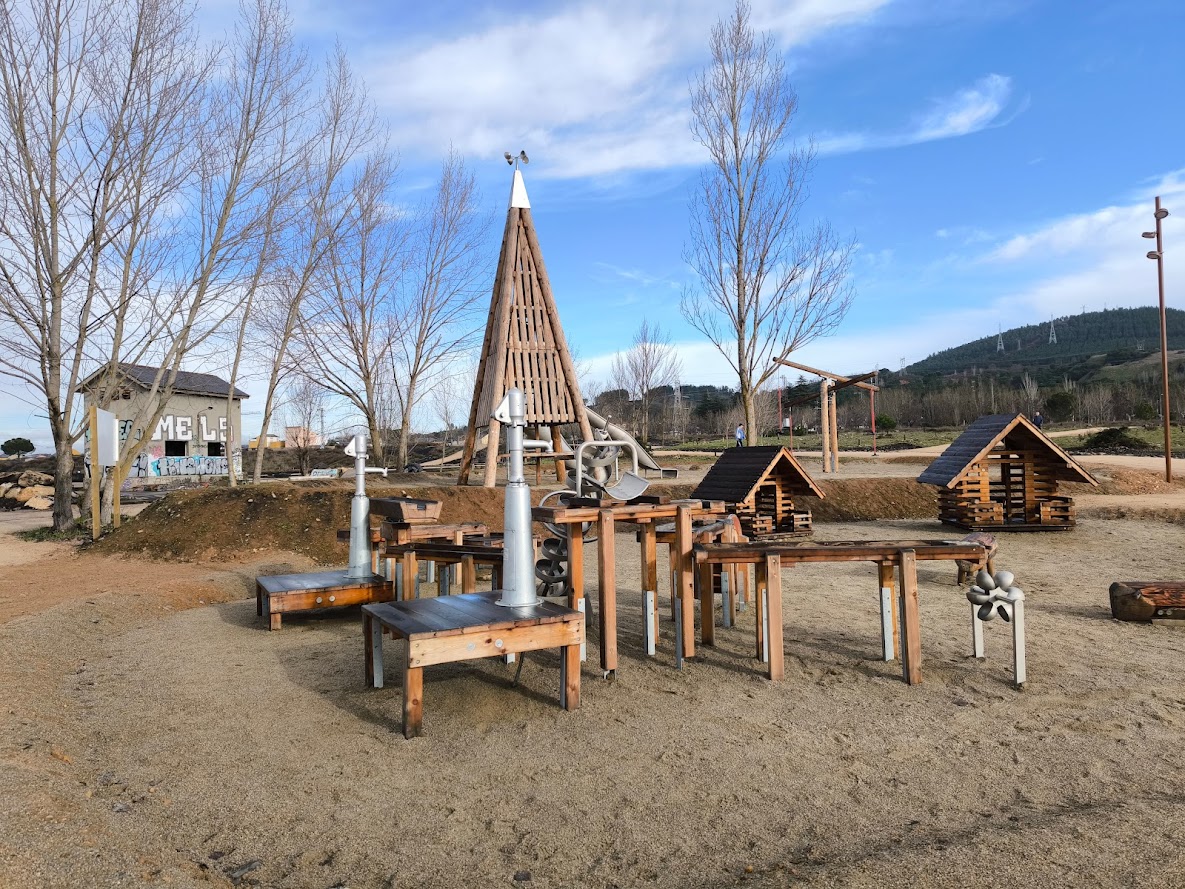 Ponferrada inaugura un parque infantil y anuncia 5 kilómetros de sendas en el Anillo Verde 2