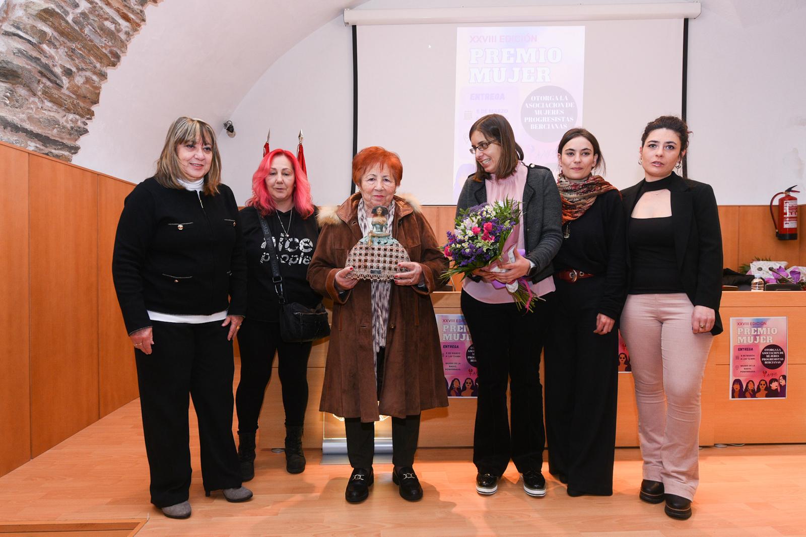 Marina Domínguez recibe el premio anual de las Mujeres Progresistas Bercianas 1