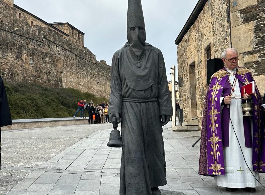 La estatua del Lambrión Chupacandiles genera debate en foros de Internet "Es una desafortunada coincidencia" 1