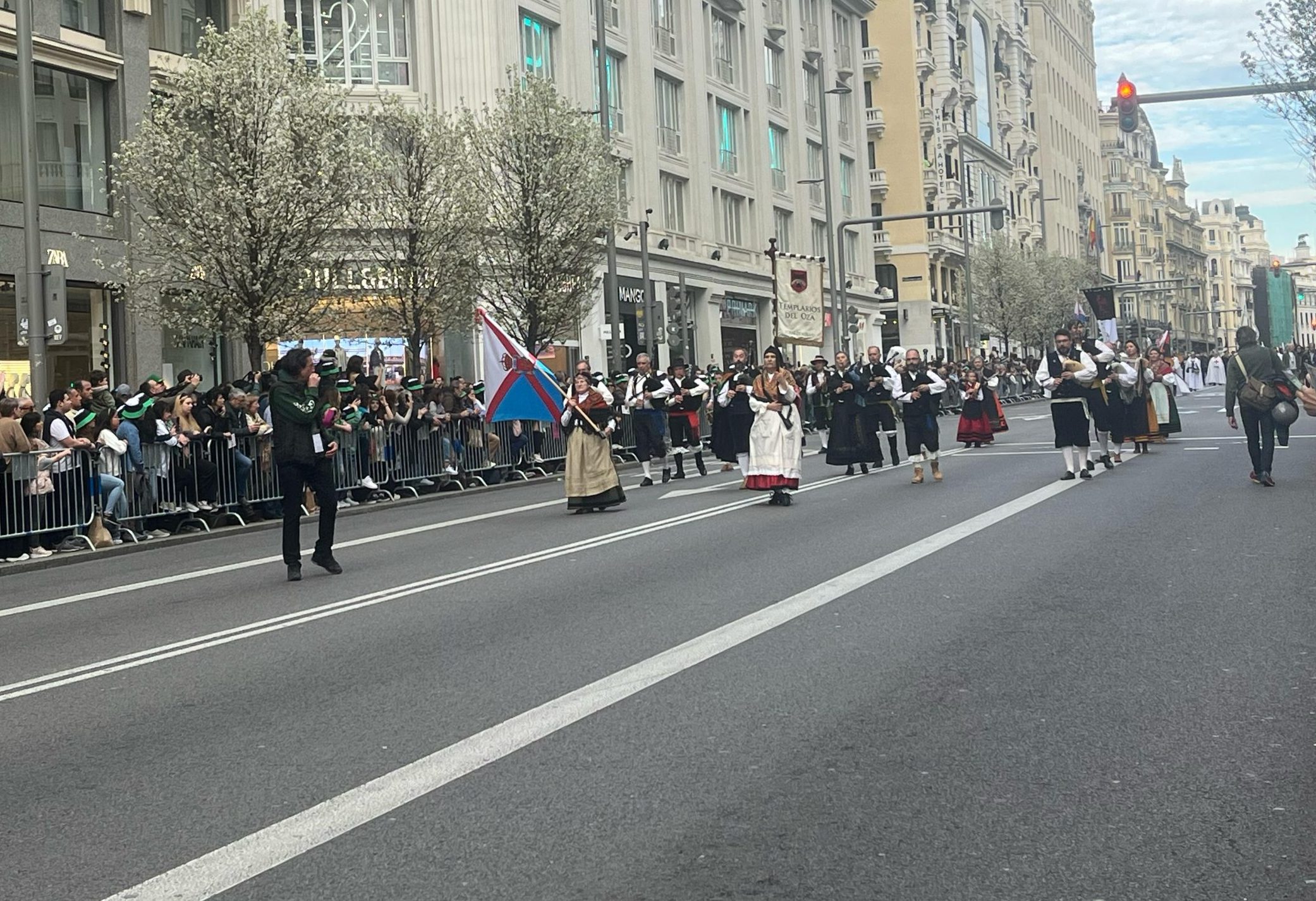 Madrid celebra el Día de San Patricio con una nutrida representación de gaiteros procedentes del Bierzo 1