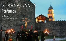 Una imagen que representa una procesión en el castillo de Ponferrada al atardecer con la torre de la basílica al fondo