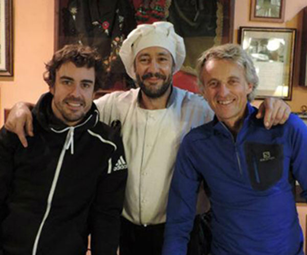 VÍDEO | Fernando Alonso disfruta de una ruta en bici por Castrillo de los Polvazares junto a Jesús Calleja 2