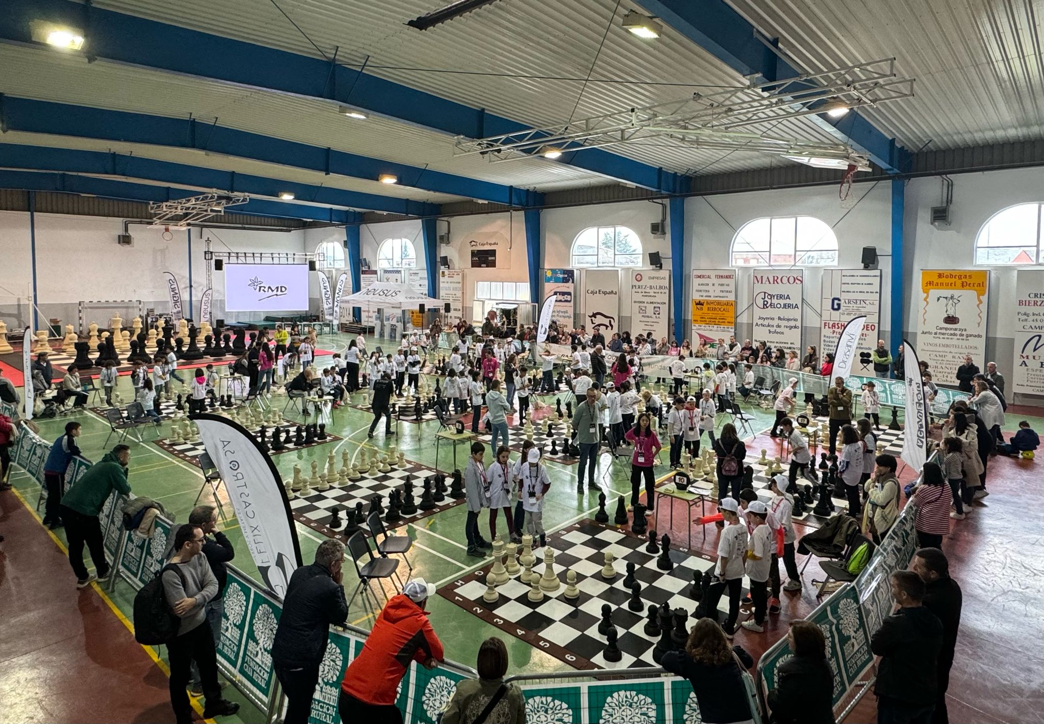130 alumnos del Bierzo compitieron en el torneo de ajedrez escolar "Pequeños Gigantes" de Camponaraya 1