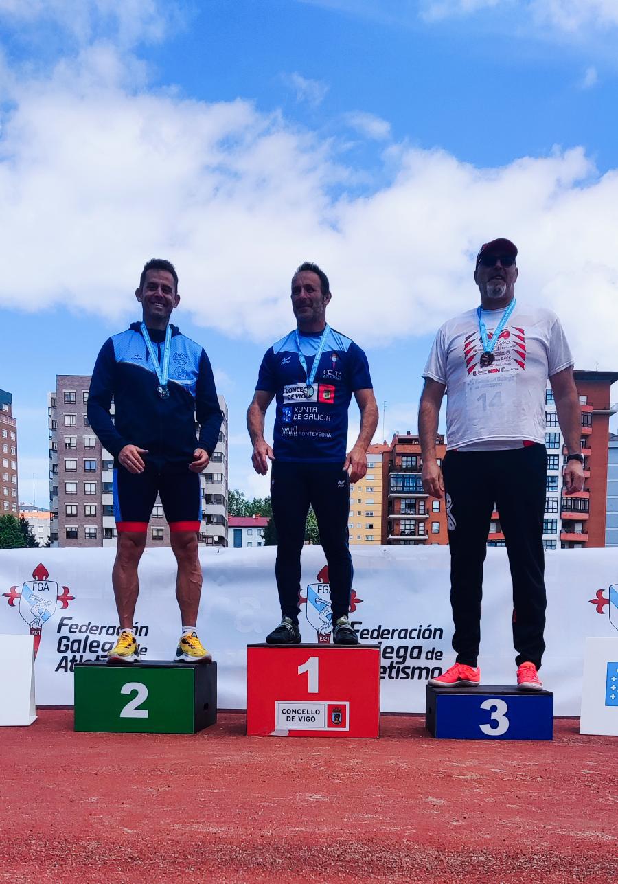 El atleta villafranquino Alfredo Quintana, cosecha dos medallas de plata en el 37 Autonómico Gallego Máster 4