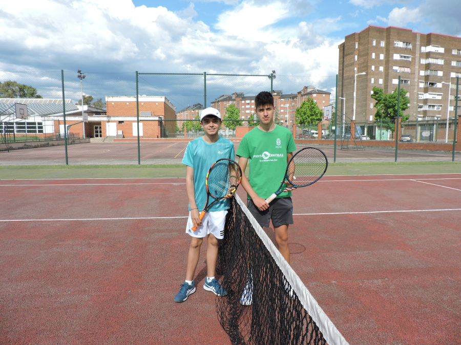 La Escuela Municipal de Tenis de Ponferrada corona a sus primeros campeones 11