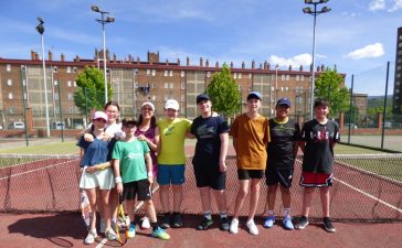 Las nuevas estrellas del tenis ponferradino triunfan en el torneo de la Escuela Municipal 7