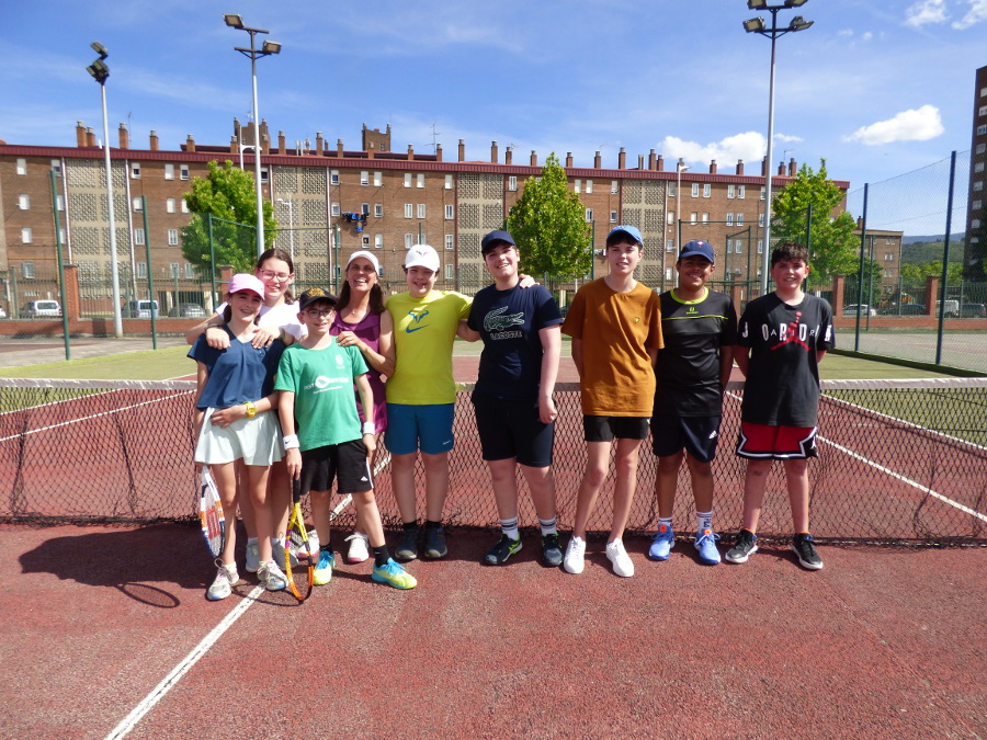 Las nuevas estrellas del tenis ponferradino triunfan en el torneo de la Escuela Municipal 1