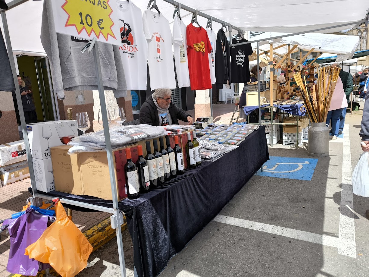 El histórico contrabandista Laureano Oubiña un feriante más esta mañana en la feria de Cacabelos 1