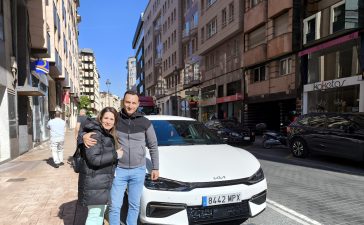 Manuel y Tania, estrenan un nuevo vehículo eléctrico en la flota de taxis de Ponferrada 5