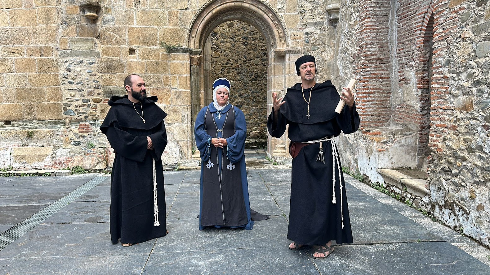El Monasterio de Carracedo incorpora este verano visitas teatralizadas de la mano de Dinamia Teatro 2