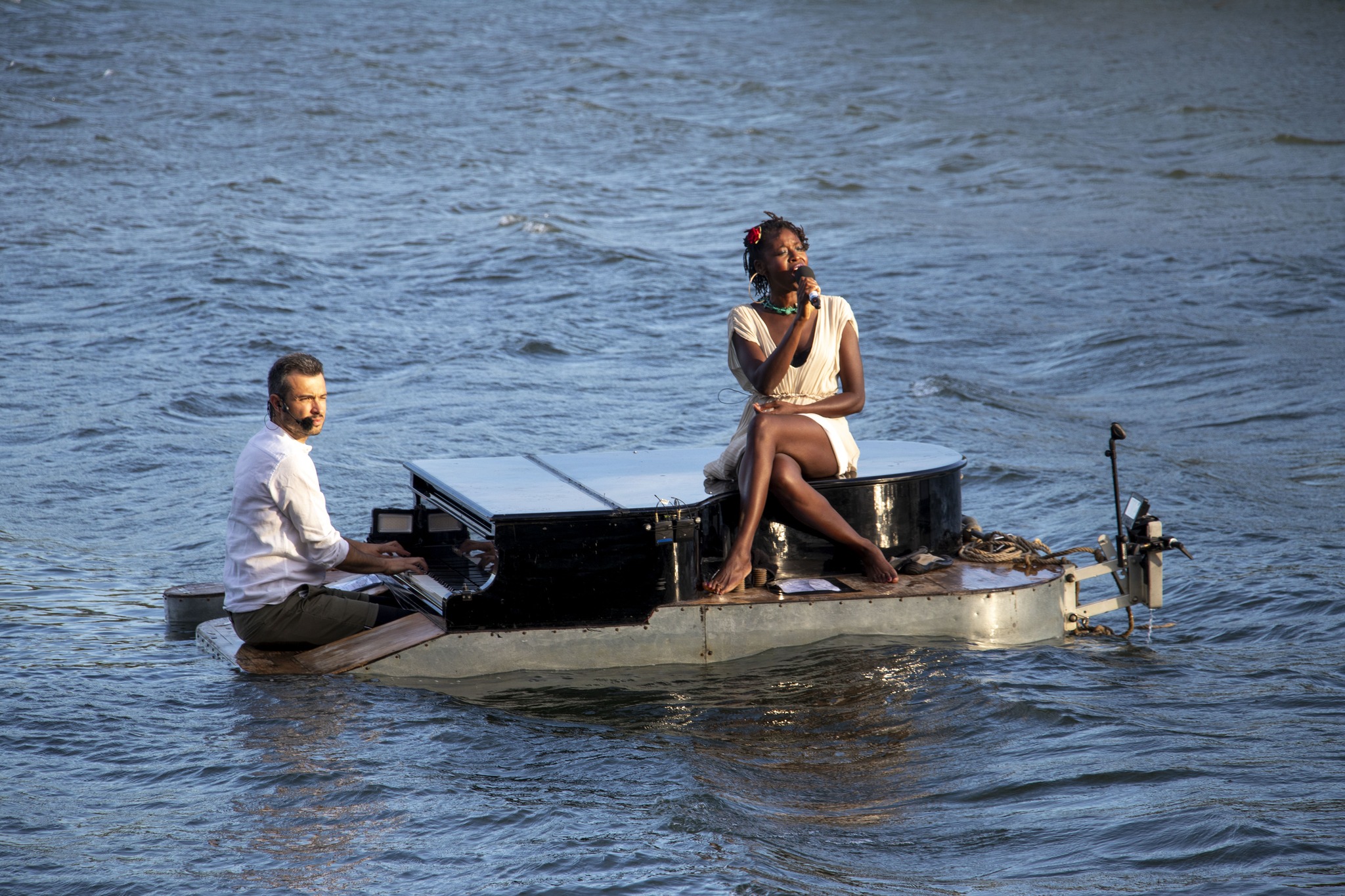 El Piano flotante regresa este verano al Lago de Carucedo con sus espectáculo musical 1