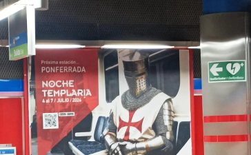 Un templario sentado en un vagón de Metro de Madrid, campaña de Ponferrada para anunciar la Noche Templaria 7
