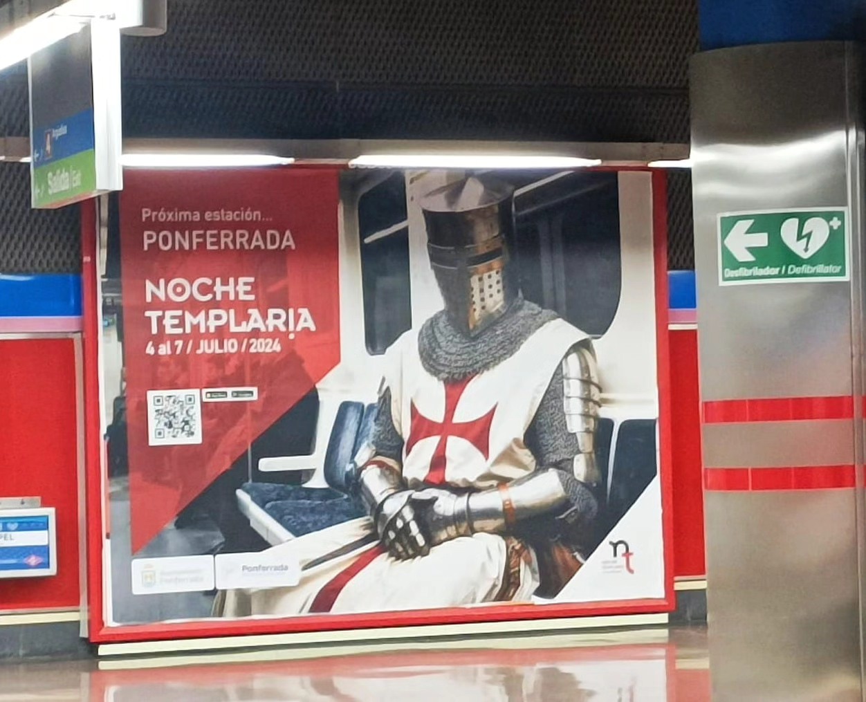 Un templario sentado en un vagón de Metro de Madrid, campaña de Ponferrada para anunciar la Noche Templaria 1