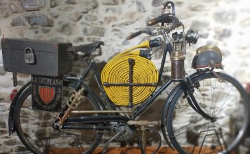 Las bicicletas recicladas invaden Molinaseca, Miguel Recicler expone su colección en la Oficina de Turismo 9