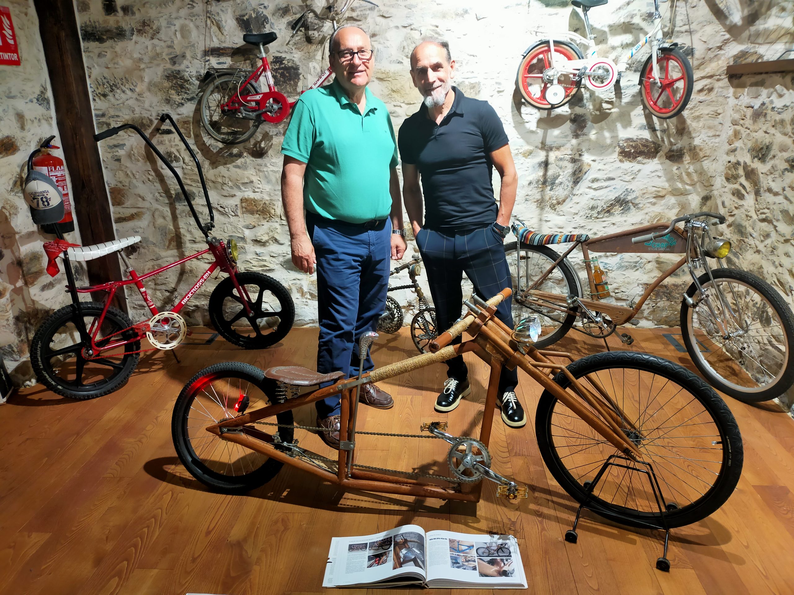 Las bicicletas recicladas invaden Molinaseca, Miguel Recicler expone su colección en la Oficina de Turismo 3