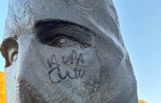 La estatua del Lambrión Chupacandiles aparece rotulada con pintadas de “Viva León” y “Aupa Cultu” 1