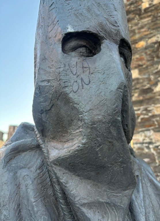 La estatua del Lambrión Chupacandiles aparece rotulada con pintadas de “Viva León” y “Aupa Cultu” 2