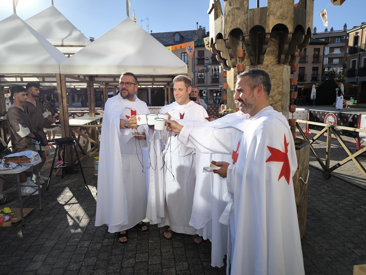 Torrezno, vino, agua y el vaso templario conmemorativo que ya se puede disfrutar en la Plaza del Ayuntamiento 2