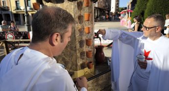 Torrezno, vino, agua y el vaso templario conmemorativo que ya se puede disfrutar en la Plaza del Ayuntamiento