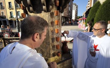 Torrezno, vino, agua y el vaso templario conmemorativo que ya se puede disfrutar en la Plaza del Ayuntamiento 5