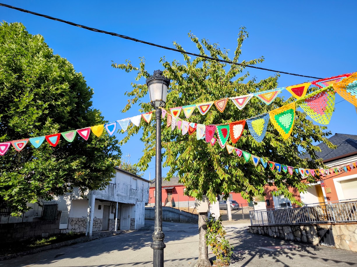 Las mujeres de Ocero engalanan con banderines de ganchillo la Iglesia de Santa Ana para las fiestas patronales 1